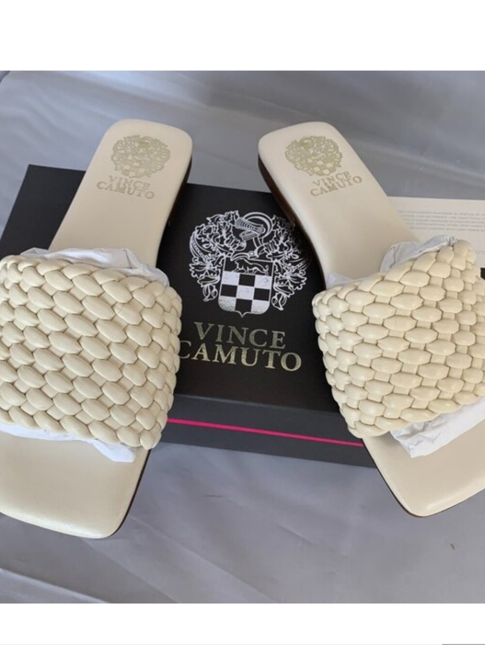 VINCE CAMUTO. NIB